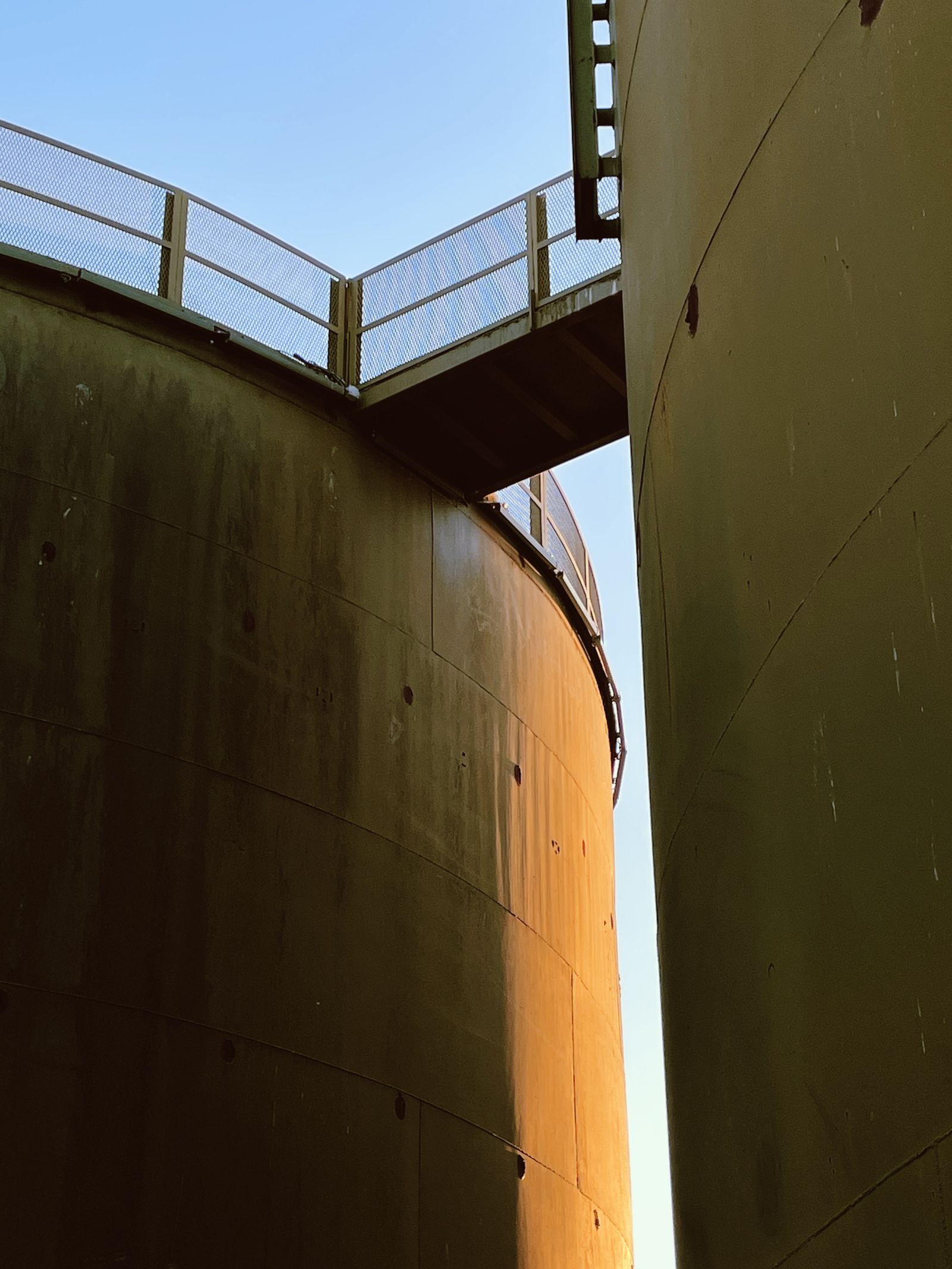 Silos industriais ao amanhecer